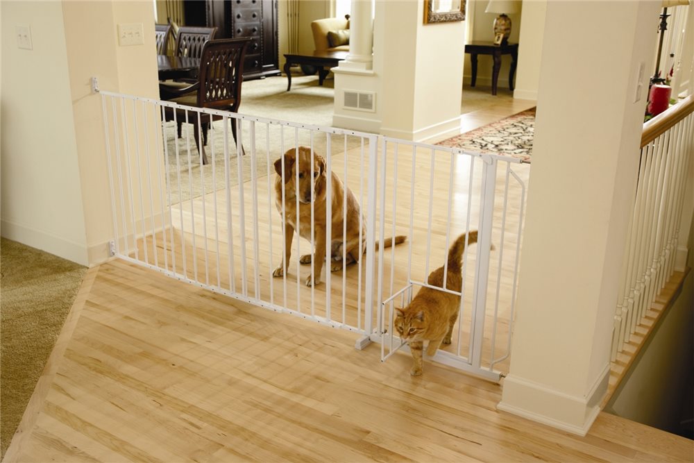 Carlson Maxi Walk-Thru Gate with Pet Door