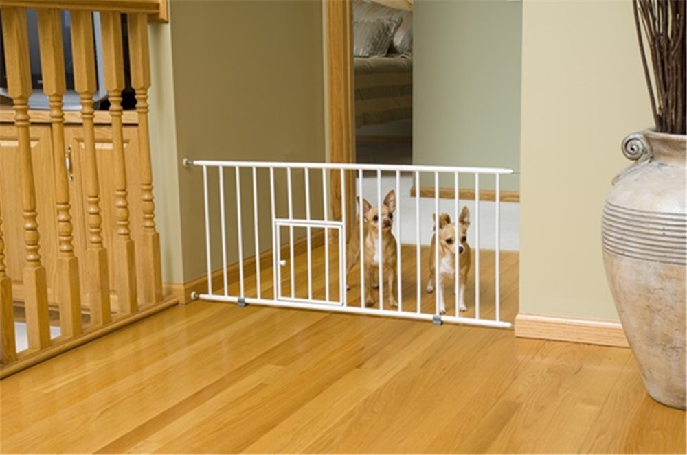 Carlson Mini Gate with Pet Door - HuntEmUp